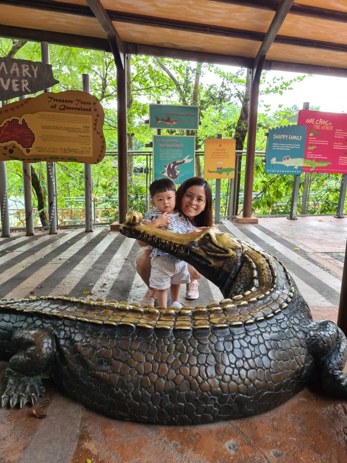 假期时芷菁带着心肝宝贝到动物园游玩。

