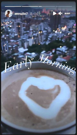 许玮甯上周在IG贴出一张爱心拉花咖啡照，被指背后的山景与建筑和邱泽家外相近。