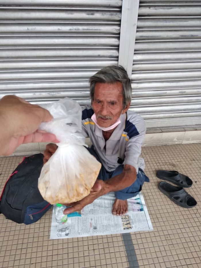义工送上午餐让流浪者得以填饱肚子。
