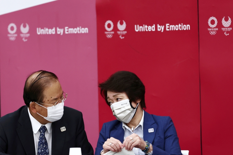 武藤敏郎（左）和桥本圣子在奥组委执委会议上强调，外国记者在入境日本之后的14天内，将会受到全球卫星定位系统的追踪，并要求所有海外记者遵守这一防疫规定。（图：美联社）
