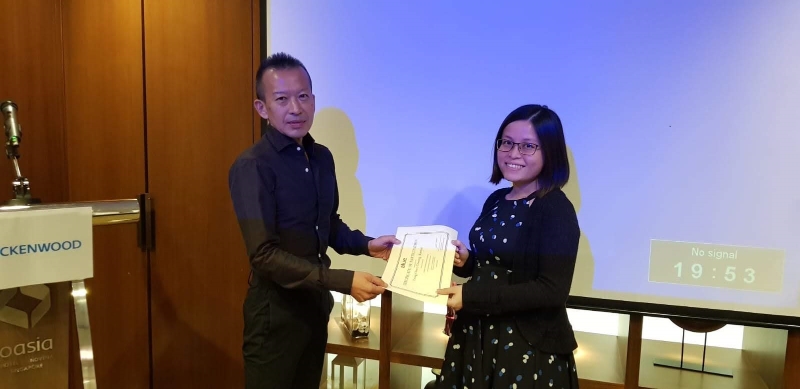 邓芷菁的工作表现赢得上司赞许，去年公司宴会获颁表扬状。

