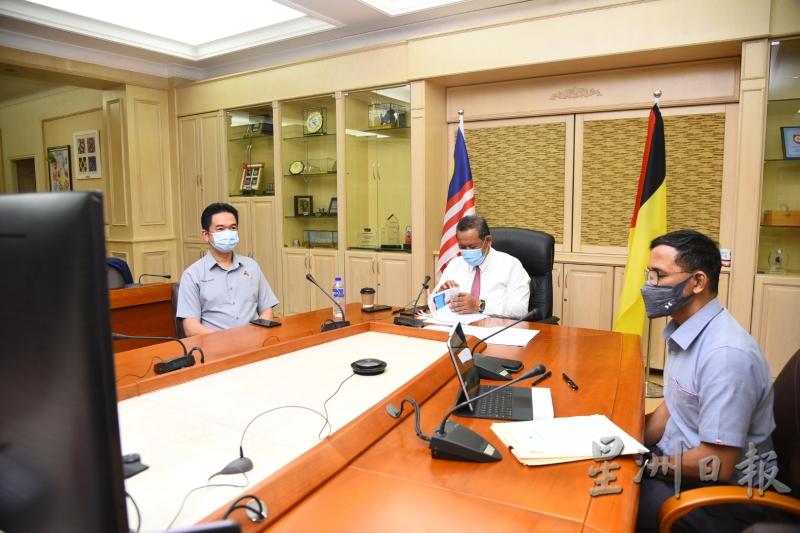 阿敏努丁（中）在线上新闻发布上公布援助计划的细节，左为森州行政议员张聒翔；右为森州秘书拿督拉扎里。
