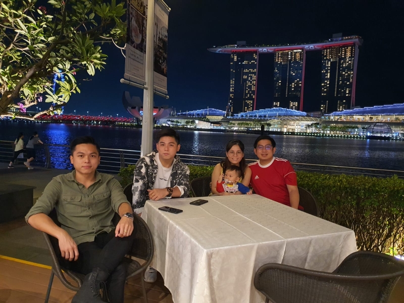 去年弟弟伟森（左二）生日，邀请邓芷菁及家人到餐厅庆祝。