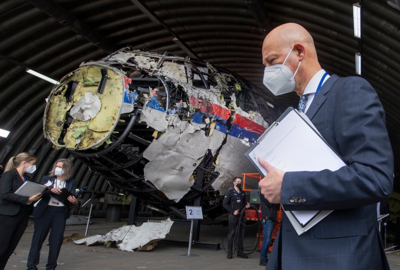 荷兰法院法官周二表示，调查显示，马航MH17客机一定是被一枚俄罗斯制造的“山毛榉”导弹击落的。图为主审法官史特恩霍伊斯和律师团上月视察MH17客机残骸。（美联社资料图）
