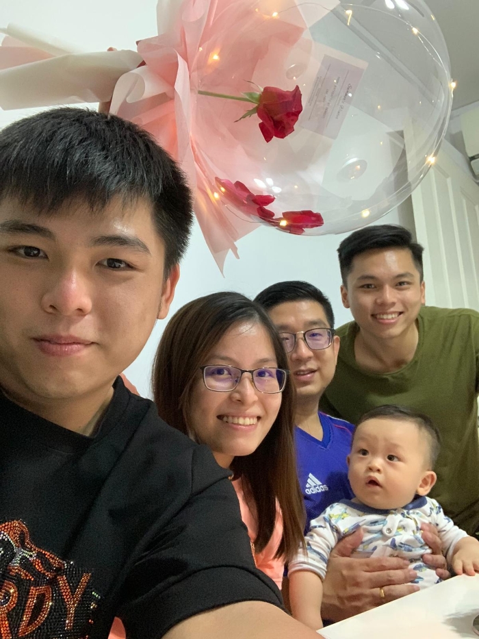 邓芷菁（左二）过年时与夫婿及两名弟弟网络视讯跟远在江沙的父母拜年。


