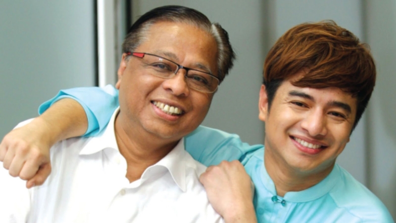依斯迈（左）的儿子达菲是本地著名马来艺人，曾拍摄多个广告与连续剧等，享有一定知名度。他被指在真人秀节目里违反了防疫SOP，唯依斯迈不徇私包庇，指一旦违反防疫SOP将受到法律制裁。（图取自网络）