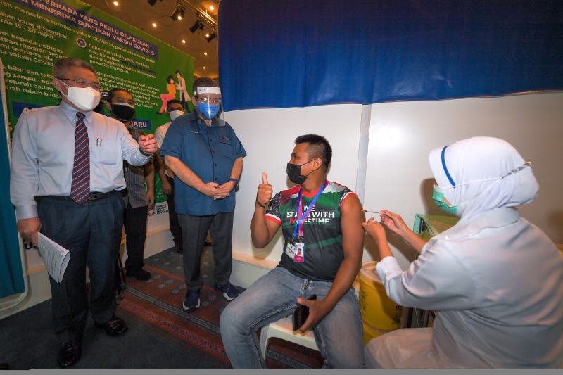 通讯及多媒体部长拿督赛富丁及卫生部长拿督斯里阿汉峇峇今日到媒体接种的疫苗中心巡视，为媒体的前线人员加油打气。 （马新社照片）