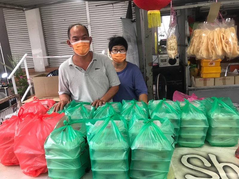 梁证法(左一)及林璟浈派饭长达7年,为孤苦伶仃的长者及有需要的人士送上饭盒。