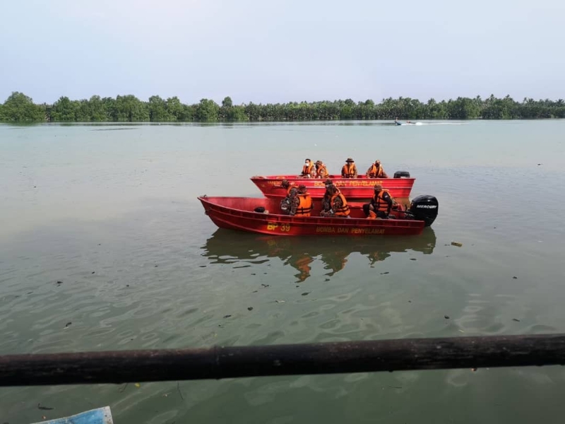 麻坡消拯局拯救人员出动船艇搜寻坠河的莫哈末利端。