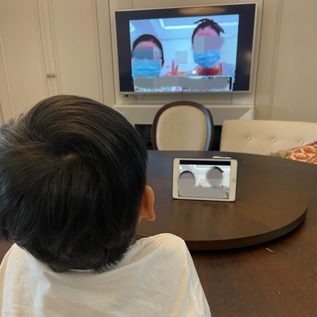 林志颖用荧幕镜像输出技术，让儿子不用盯着小荧幕。