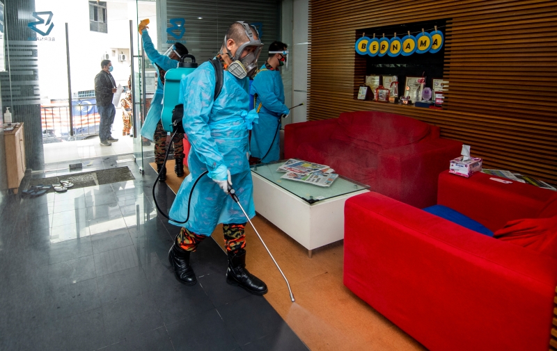 消拯局在马新社丹州办法室进行消毒工作。