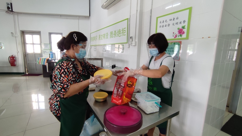 祥音斋素食店鼓励民众自备饭盒来，鼓励环保卫生。