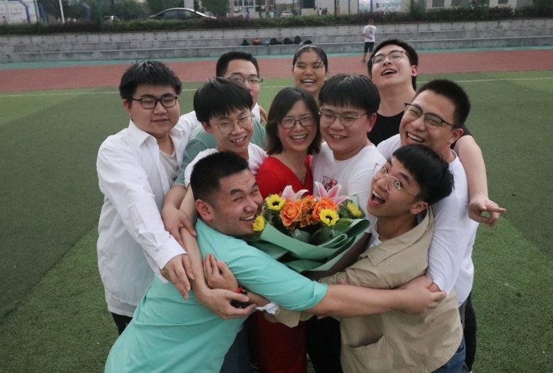 6月9日，在湖南省娄底市第四中学，完成高考的老三李庆民（中排右二）和老师同学们在一起。
