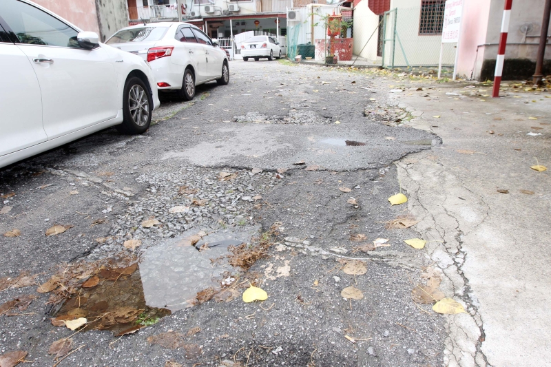 卡帕斯路后巷的道路已破损不堪，惟因沥青缺货，只能等到月尾才能重铺。