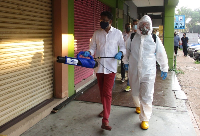 希维尔（左）亲自参与在万津商业中心的消毒活动。

