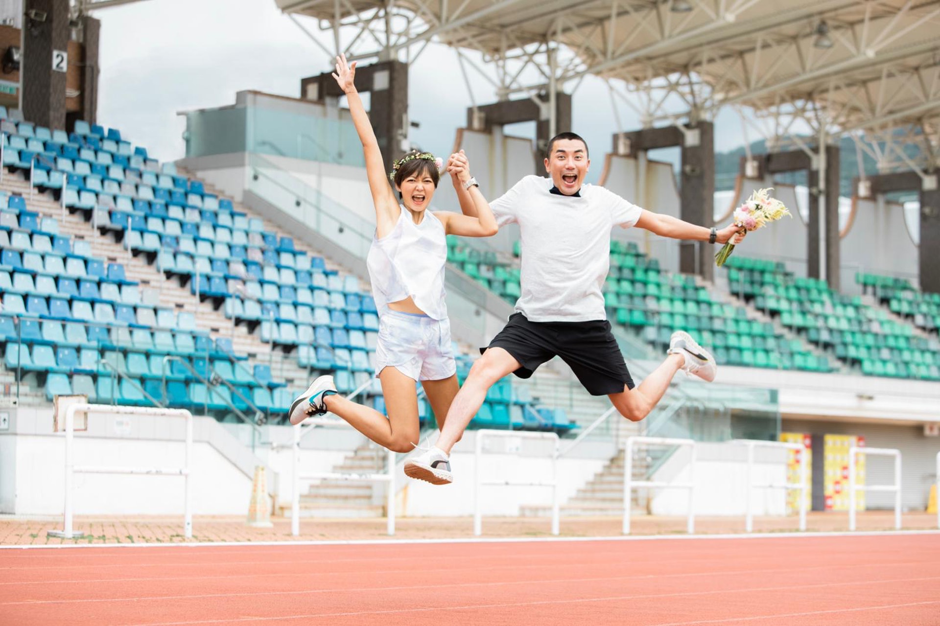 洪永城与梁诺妍热爱运动，其中一款照片是他们在运动场上飞跃而起。