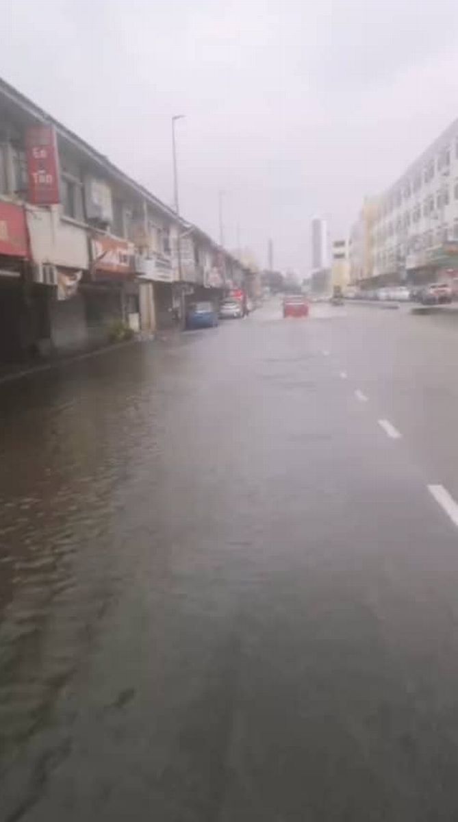 王金辉路地区在下雨大约半小时后，就发生水淹马路的情况。