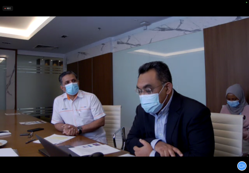 祖卡纳（右）在ZOOM视频访问中表示，根据合约保密条款，他无法透露疫苗采购价格，并否认垄断市场的说法。
