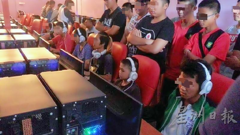 当年小小年纪的郑俊杰（坐者右二）在电玩中心参与打机竞赛。