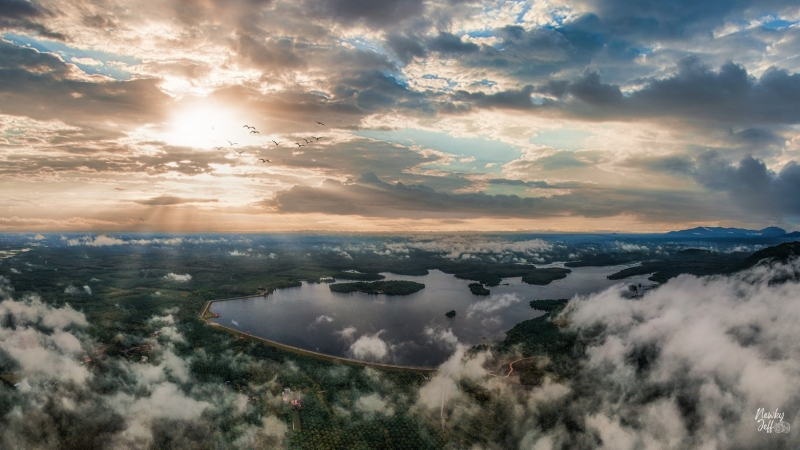 黄永杰认为，丹州最美的野外风景是位于兰斗班让的“光湖水坝”秘境。

