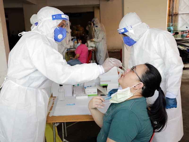 沙登和平村人民组屋有六百多人接受免费冠病筛检。

