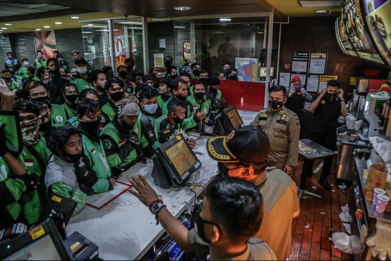 韩国天团防弹少年团（BTS）与麦当劳的联名套餐9日起登陆印尼，期待已久的粉丝难掩激动的心情，套餐推出首日就疯狂抢购，导致全国各家麦当劳被送餐员挤爆的情形（图）。（法新社照片）