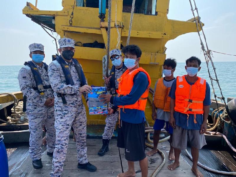 彭亨州海事执法机构通过交流宣导海上工作的安全与防疫，也借此了解渔民的近况。