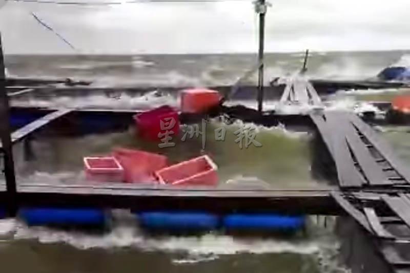 高渊港口海上养鱼场遭遇暴风雨的摧残。