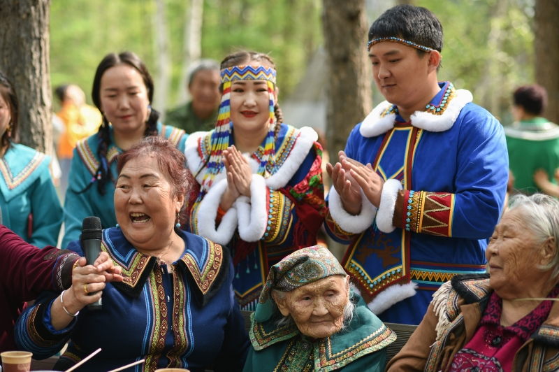 敖鲁古雅:鄂温克族居民现场表演民歌。（图：新华社）
