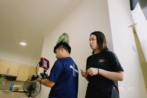 广电系毕业的赖俊恺（左）熟悉剪辑技术，在疫期勤于剪辑和摄影以增进自己的技术。
