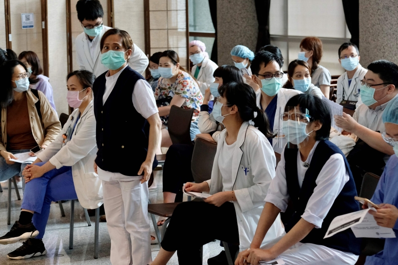 15万剂的莫德纳疫苗抵达台湾后，经过详细的检验，优先配送给各县市的专责医院。图为台北慈济医院医护人员等待施打疫苗。（法新社照片）