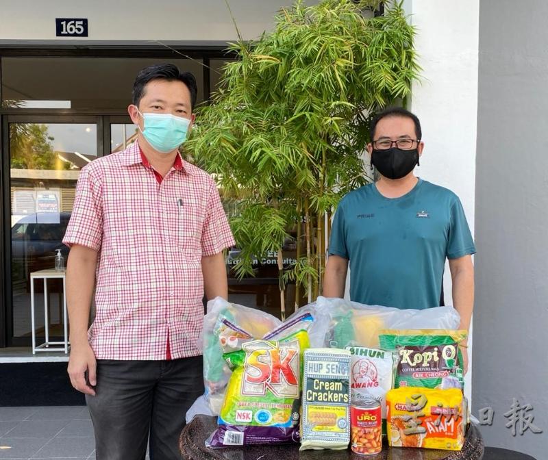 陈杰义（右）代表一群爱心家长，捐出3500令吉购买物资，派发给受行管令影响的弱势群体。