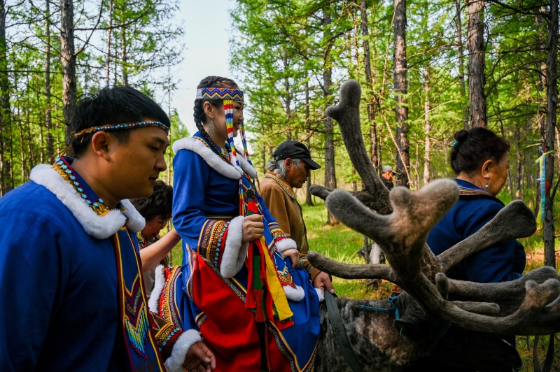 新娘何琦韩骑著驯鹿行进在森林里婚礼现场。（图：新华社）　

