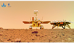 “祝融号”火星车拍摄的“著巡合影”。（新华社照片）