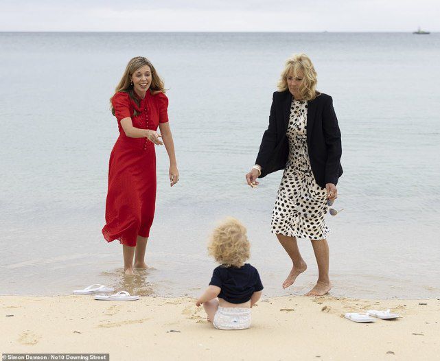 在约翰逊和拜登商讨工作时，英美两位第一夫人则是到达了海滩吹海风，33岁的凯莉还将她和丈夫的1岁儿子威尔弗雷德·约翰逊带到了沙滩上。（互联网照片）