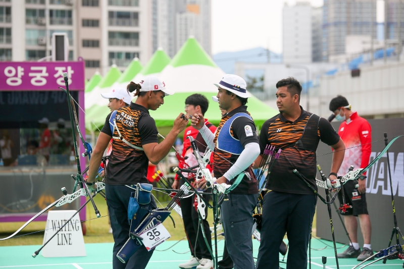 阿克玛（左起）、凯鲁和扎里夫在光州亚洲杯射箭赛的团体赛半决赛不敌日本，最终收获铜牌。（世界射箭亚洲主页脸书照）