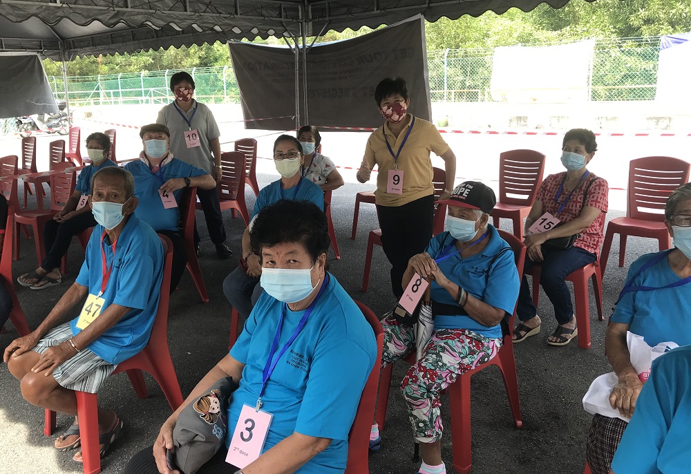 在江沙县署及相关单位的积极协助下，和丰华侨医社老人院16名长者已经完成第二剂疫苗接种。