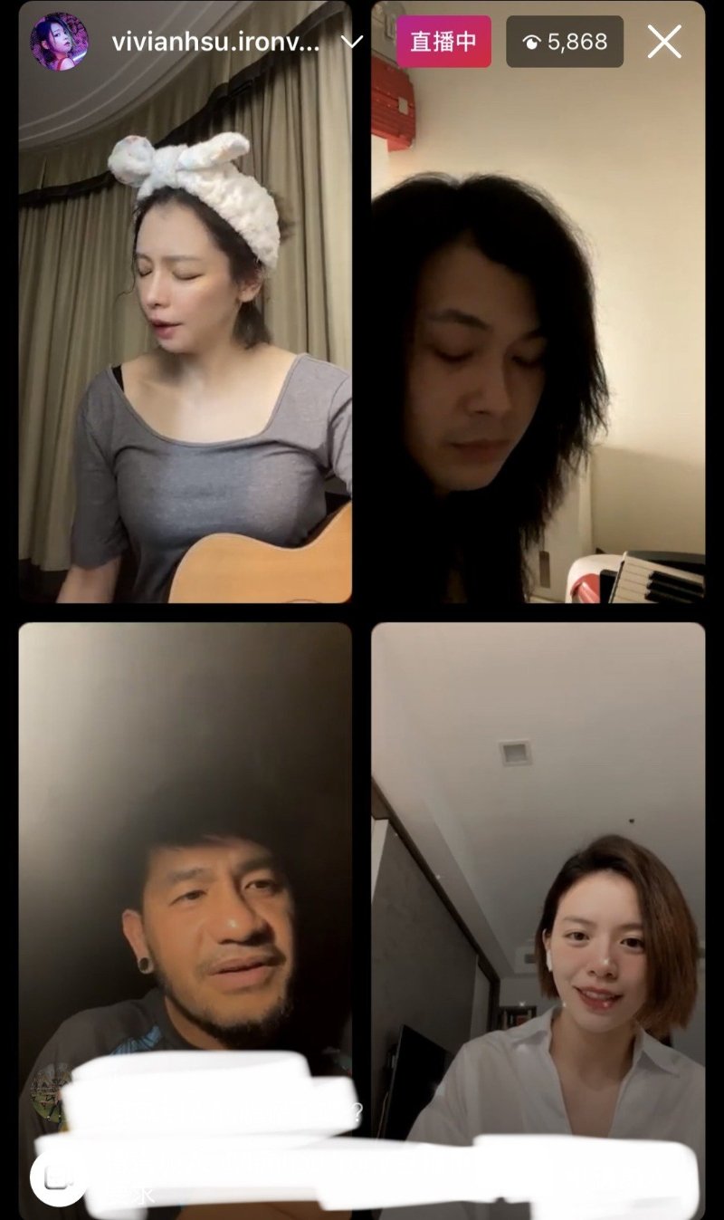 张震岳（左下）凌晨与好友徐若瑄（左上）直播唱歌。