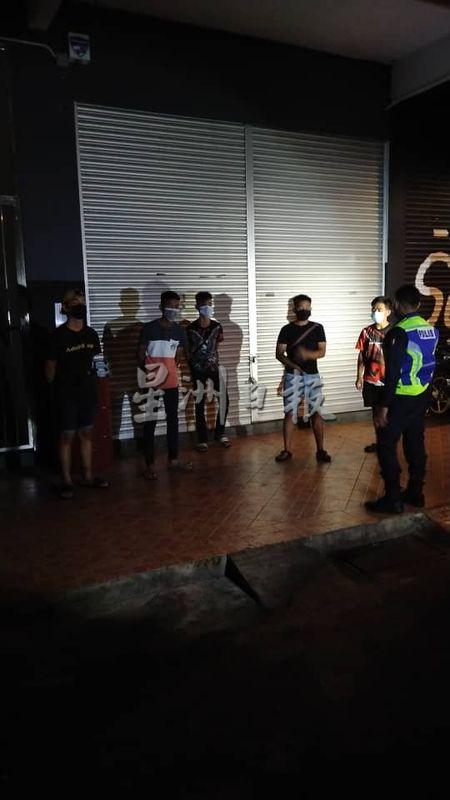 5名青少年于本月9日凌晨时分在店屋五脚基群聚，被大型摩托车警员当场逮获，每人被开罚2000令吉。
