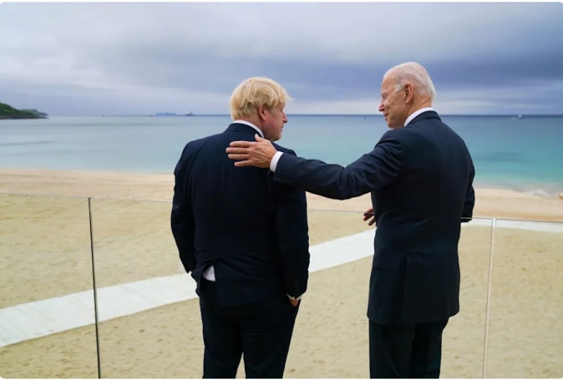 美国总统拜登（右）首度访问英国，会见英相约翰逊，秀出搭肩照，强调兄弟之邦情谊深厚。 （照片取自拜登脸书）