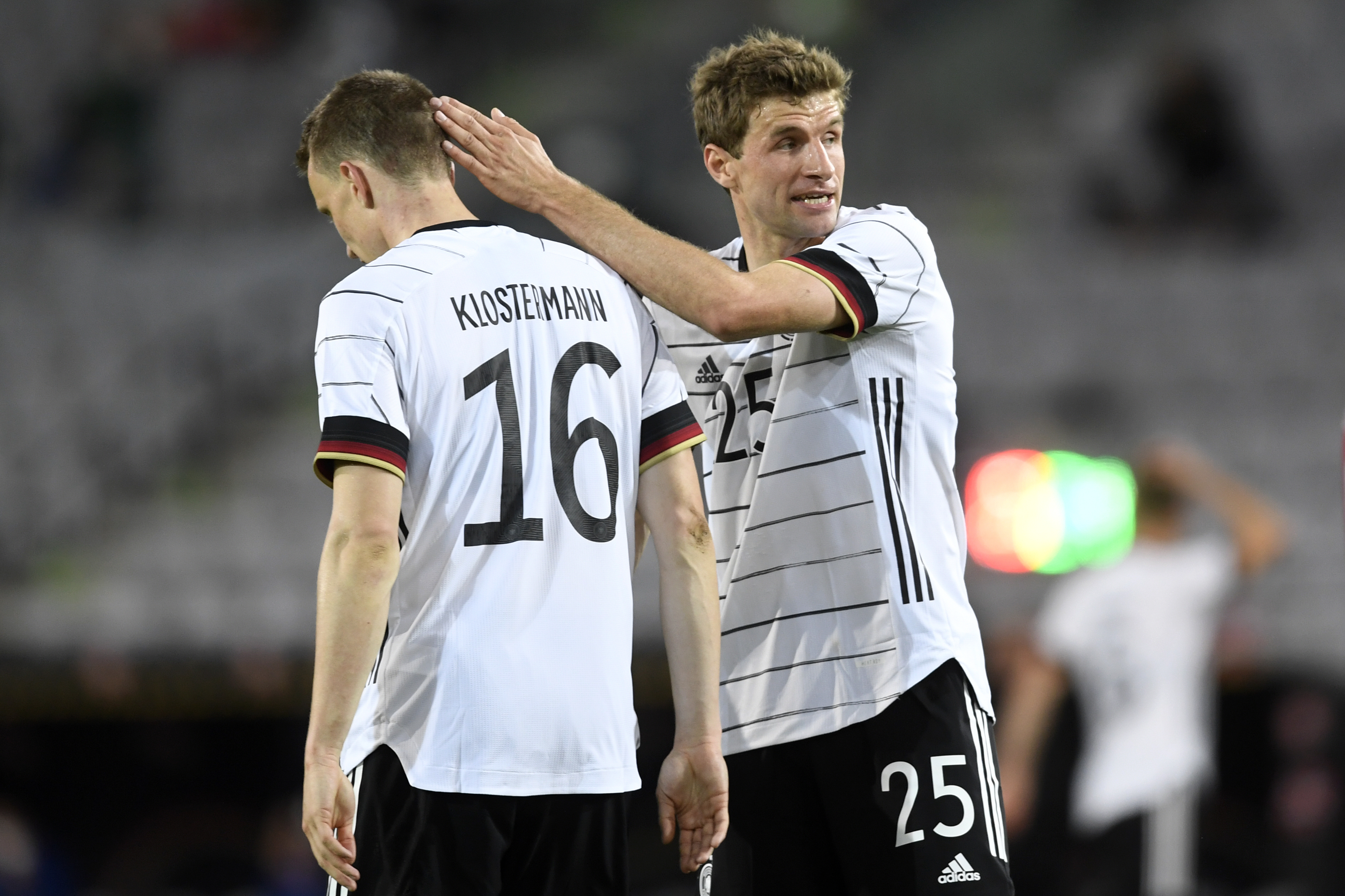 穆勒（右）回归德国队除了带来创造力，还有领导能力，图为他在友谊赛安慰队友。（美联社照片）
