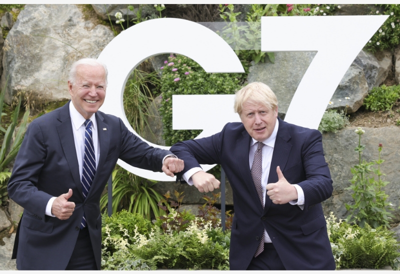 英国首相约翰逊(右）与美国总统拜登周四在英国康沃尔郡举行会晤，并签署旨在巩固两国特殊关系的合作宣言。（新华社照片）