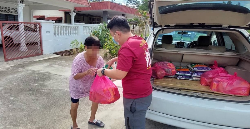 为了避免服务中心出现群聚问题，芙蓉国会议员启动派送模式，把物资送到受惠者家门。