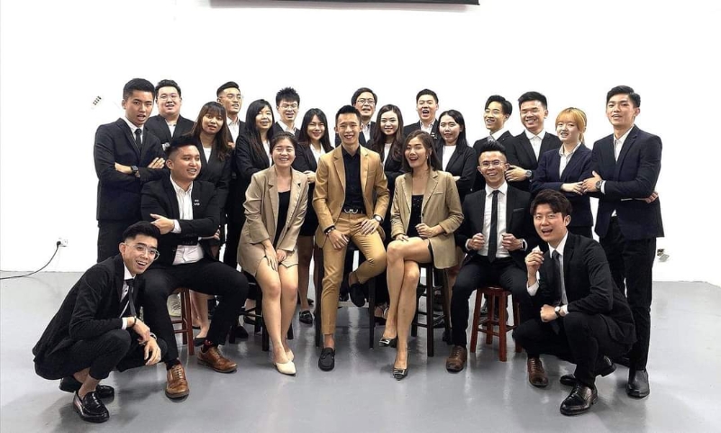 吴明轩（前排坐者中）已组织自己的团队，组员间的年龄介于18至23岁。
