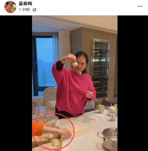 大S妈妈12日上午晒出包水饺的视频，视频中可清楚听见大S的声音。