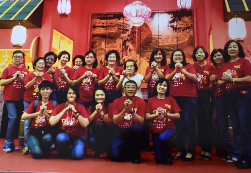 邱巧娥（后排左七）参加马六甲中华歌友联谊会的新春活动，与会员朋友们合照片。