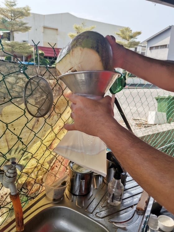 中医师建议民众饮用椰水时应选择椰青,且避免饮用过量。