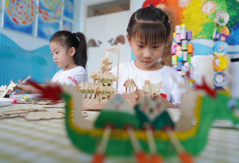河北省邢台市内丘县第三幼儿园的小朋友们在拼装龙舟模型。　