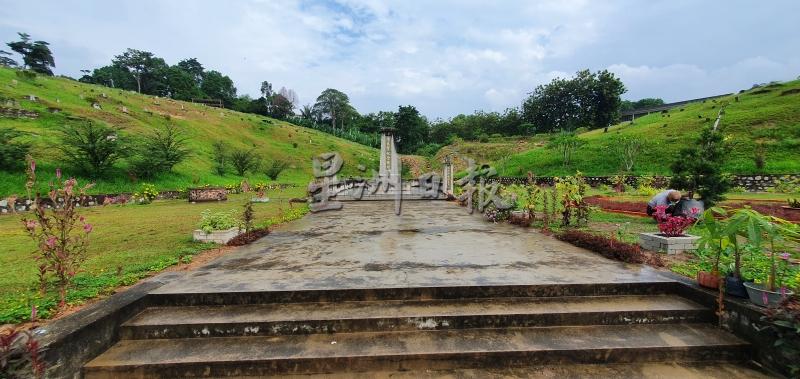 义山大门旁的先贤纪念碑两旁，布满绿化植物，美观方面提升不少。