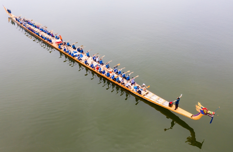 大型龙舟在三峡大坝前湖北省宜昌市秭归县水域开展训练（无人机照片）。　